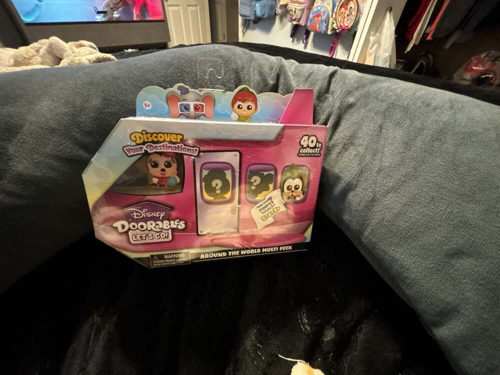 Disney Doorables Let's Go Around the World Multi Peek Mystery Figure Pack